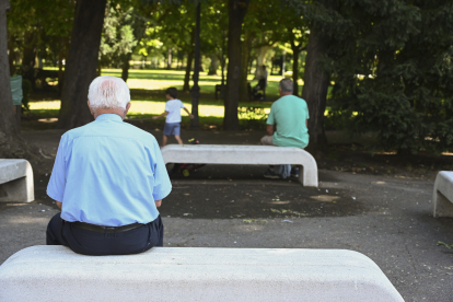 Gent gran gaudint del bon temps en un parc.