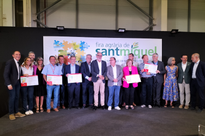 Imatge dels premiats i les autoritats durant la clausura de la 69 edició de la Fira de Sant Miquel ahir al pavelló 4.