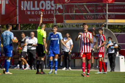 Mateo Enríquez, incrèdul, en el moment que el col·legiat li mostra la targeta roja.