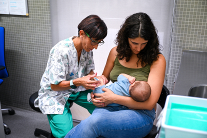 Una infermera inocula la vacuna a un nadó ahir en un CAP de la ciutat de Barcelona.