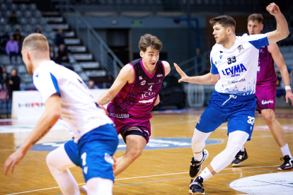 Djordje Simeunovic, amb el dorsal 33, defensant Rafa Villar en un partit de la temporada passada.