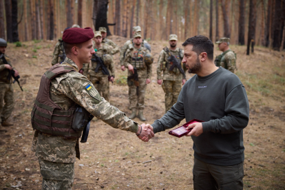 El president d’Ucraïna, Volodímir Zelenski, va visitar ahir les tropes establertes al nord-oest del país.