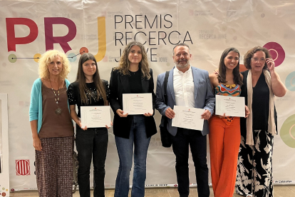 Ares Carrera, Helena Pubill i Carla Güell, al costat dels seus tutors del Guindàvols i el director del centre.