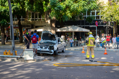 Un cotxe enderroca un semàfor i el radar de l'avinguda Madrid