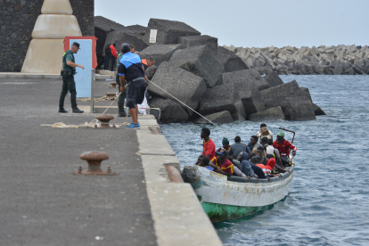 Una de les barcasses que van arribar ahir a l’illa canària d’El Hierro.