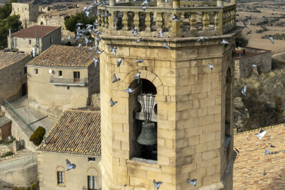 El campanar de Granyena i la campana en desús.