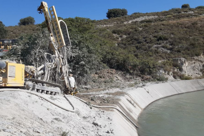 Les màquines treballant a la zona on es va detectar la ruptura al principal de l’Aragó i Catalunya.