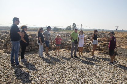 Participants ahir al Molí d’Espígol de Tornabous en una de les visites guiades al jaciment ibèric.