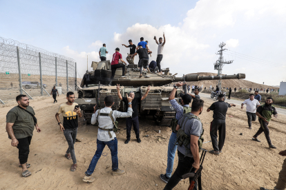 Milicians palestins prenen el control d’un carro de combat israelià al travessar la frontera de Gaza.