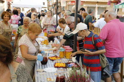 Els visitants van poder provar diferents productes a base de préssecs.