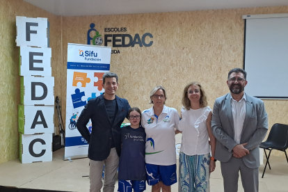 Àngela Mora amb Cristian Rovira, president de la Fundació SIFU, la seua entrenadora i els seus pares.