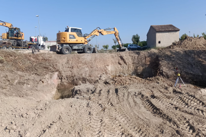 Les obres de l’arqueta a la zona del camp de futbol.