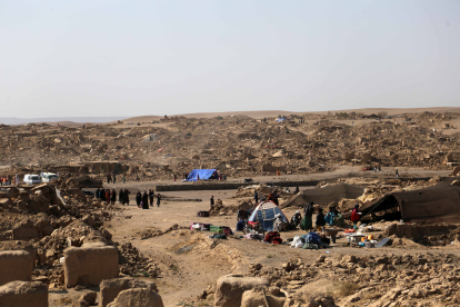 Supervivents afganesos en un poblat devastat pels sismes a la província d’Herat.