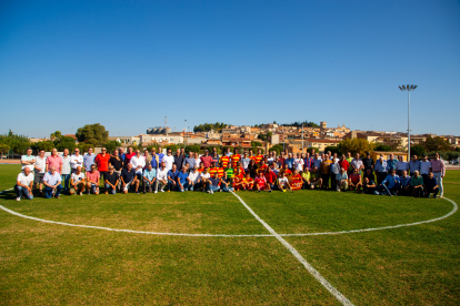 Jugadors actuals i d’altres èpoques, exentrenadors, expresidents i actuals directius van posar junts al remodelat camp.