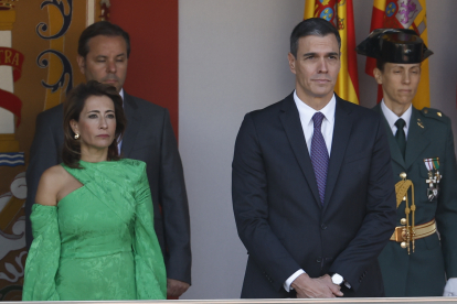 Pedro Sánchez, ahir al costat de la ministra de Transport durant la desfilada de la Hispanitat a Madrid.