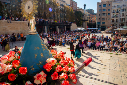 El festival folklòric aragonès va concentrar més de 250 persones a la plaça Sant Joan.