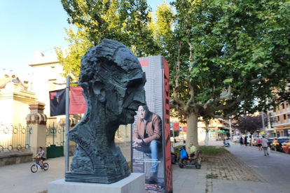 El bust de Lluís Companys, ahir davant del Teatre de l’Escorxador.