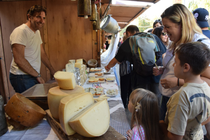 Una cinquantena de formatgeries participen en la 29 edició de la Fira de Sant Ermengol.