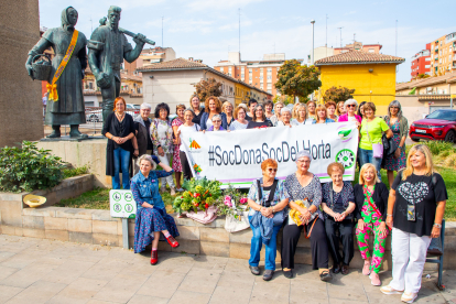 Dones de l’Horta van fer una ofrena de productes d’aquesta zona davant del monument de la plaça dels Pagesos.