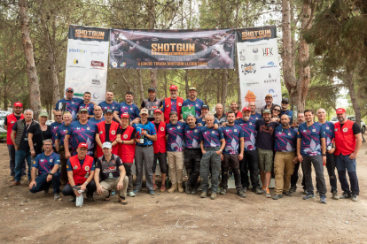 Foto de família dels participants en la tirada Shotgun, que tenia finalitats solidàries.