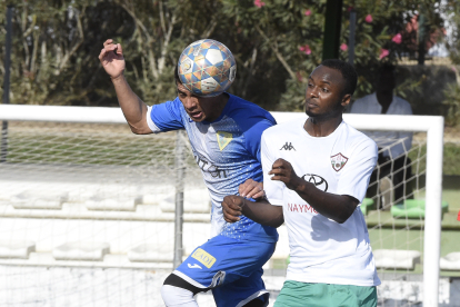 Un jugador de la Seu aconsegueix rematar l’esfèric malgrat la pressió d’un del Balàfia.