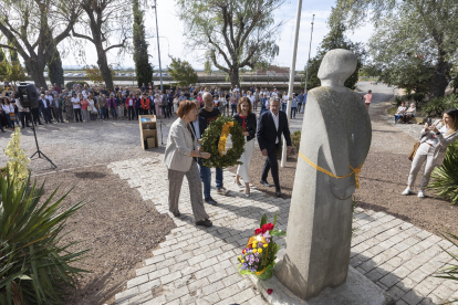 El president Aragonès, davant la tomba de Companys al cementiri de Montjuïc.