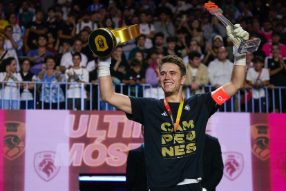 L’Ultimate Móstoles celebra el títol a la gespa de La Rosaleda.