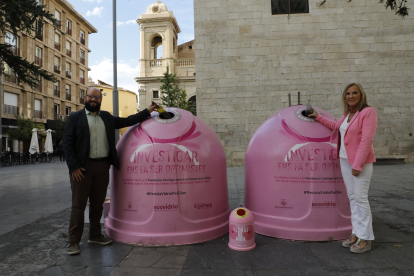 Presentació ahir de la campanya de reciclatge ‘Per elles’ a favor de la investigació contra el càncer.