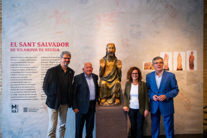 Representants de la Generalitat, el director del Museu de Lleida i Nadal Cabiscol, al costat de l’escultura.