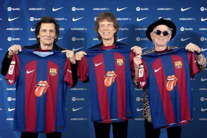 Samarreta amb el logo dels Stones per al clàssic ■ Coincidint amb la sortida, avui, del nou disc de The Rolling Stones, Hackney Diamonds, ahir es va donar a conèixer la samarreta amb la qual el Barça jugarà el clàssic del dia 28 i que llueix,  ...