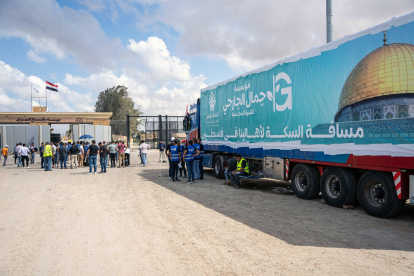 Un camió amb ajuda humanitària per a la Franja de Gaza, estacionat davant el pas de Rafah.