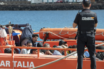 Migrants rescatats a Lanzarote ahir al port d’Arrecife.