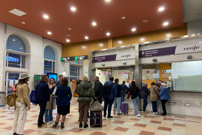 Passatgers ahir a la tarda a l’estació de Lleida.