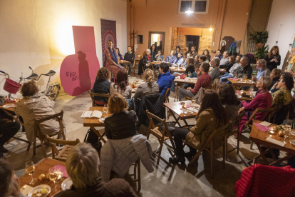 Més de 50 persones es van divertir divendres en una sessió de contes amb la valenciana Patricia Picazo.