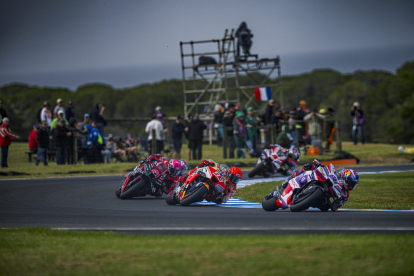 Marc Márquez, rere la línia de Jorge Martín en les primeres voltes del gran premi.