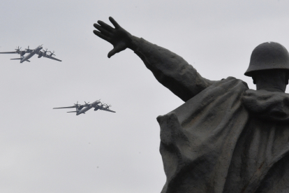 Bombarders estratègics russos volen sobre el cel de Moscou.