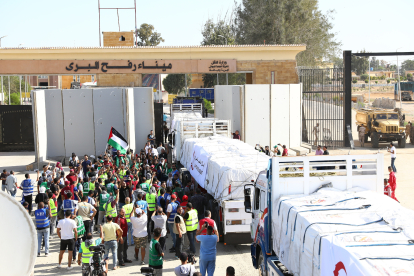 Camions carregats amb subministraments travessen el pas de Rafah cap a la Franja de Gaza.