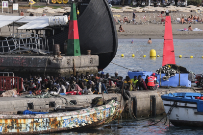 Un sanitari atén migrants rescatats dilluns a Tenerife.