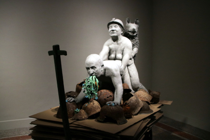 La polèmica escultura d’Ines Doujak, una figura identificada com el rei Joan Carles i l’activista Domitilia practicant sexe amb un gos.