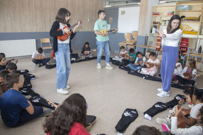 Dos professores de l’Escola de Música i un altre del centre.