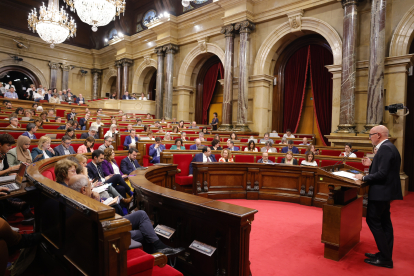 El conseller Mascort va intervenir en el debat monogràfic després del president Aragonès.