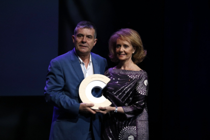 Giralt, rebent el Premi Nacional de Cultura 2019 de mans de la consellera Mariàngela Villalonga.