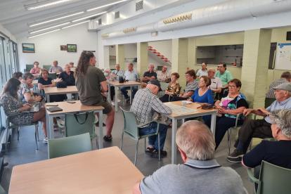 Reunió amb persones grans per elaborar l’estudi a la Seu d’Urgell.