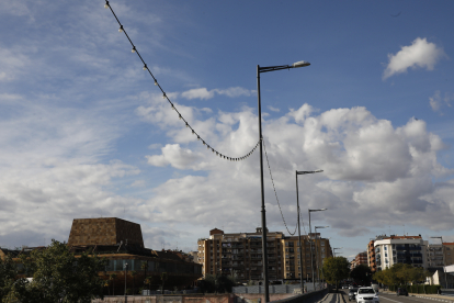 Els llums de Nadal instal·lats ahir al pont de Pardinyes.