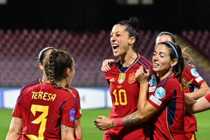 Jenni Hermoso rep la felicitació de les seues companyes després de marcar el gol de la victòria.