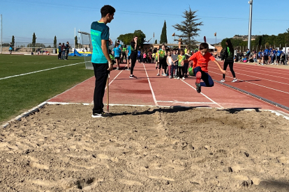 Un nen participant en la prova de salt de llargada ahir a la pista d’atletisme d’Arbeca.