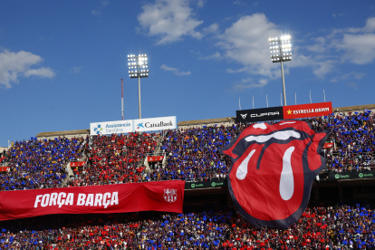 Abans del partit es va desplegar el popular logo dels Rolling Stones.