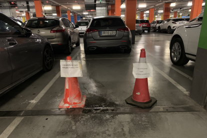 Cons adverteixen de “goteres corrosives” a sobre d’una plaça del pàrquing subterrani de l’Arnau.