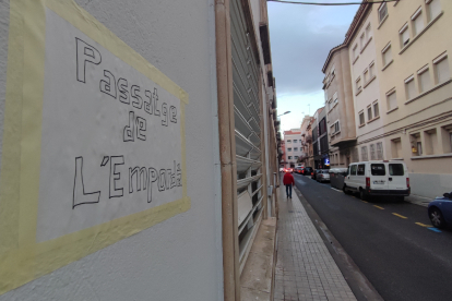 ‘Placa’ de paper del carrer a la cantonada amb Pleyan de Porta.