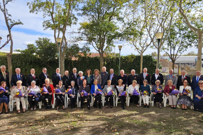 Fotografia de grup de les 16 parelles que van protagonitzar diumenge la trobada de Noces d’Or de 2023 a Tàrrega.